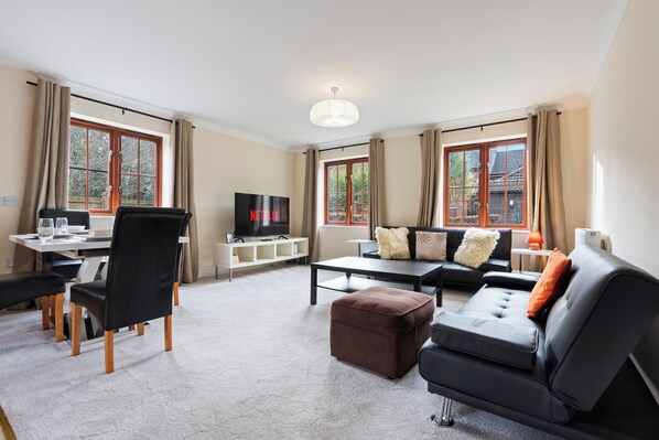 Smart TV - Cozy 2 bed flat with free parking near Willen Lake in Milton Keynes (Milton Keynes)