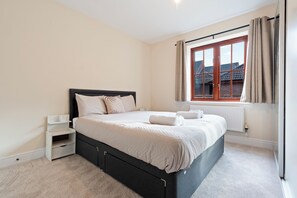 2 bedrooms, iron/ironing board, WiFi, bed sheets - Cozy 2 bed flat with free parking near Willen Lake in Milton Keynes (Milton Keynes)