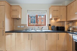 Fridge, microwave, oven, electric kettle - Cozy 2 bed flat with free parking near Willen Lake in Milton Keynes (Milton Keynes)