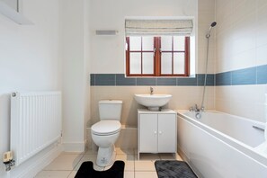 Dusche, Haartrockner, Handtücher, Toilettenpapier