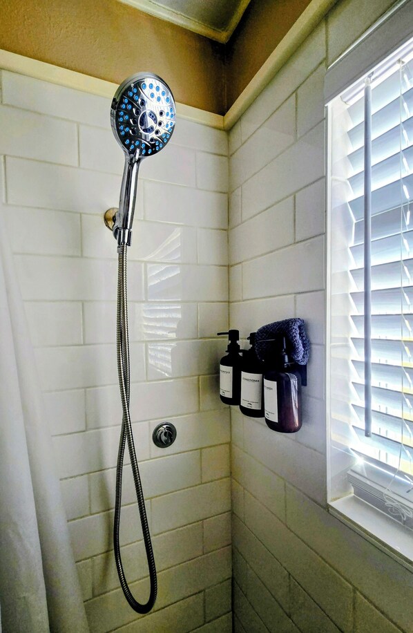 Douche, sĂšche-cheveux, serviettes fournies, savon