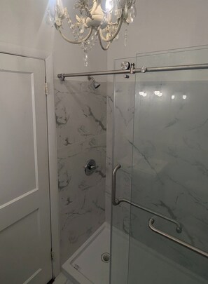 Een haardroger, handdoeken, zeep, toiletpapier