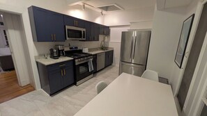 Een microgolfoven, een oven, een kookplaat, een vaatwasser