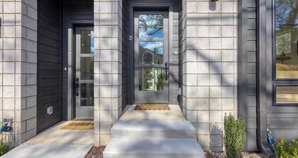 The Stage by Avantstay Chic 4bdr w/ Covered Balcony Modern + Newly Built