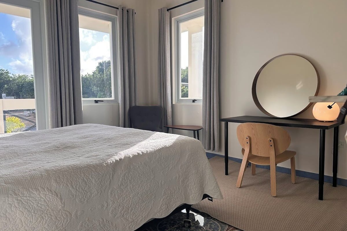 King Bed Private Balcony, Caribbean View - Room 6 | 高档床上用品、加厚床垫、免费 WiFi、床单