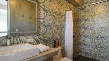 Un bagno con una vasca da bagno ampia, un water e uno spazio doccia.