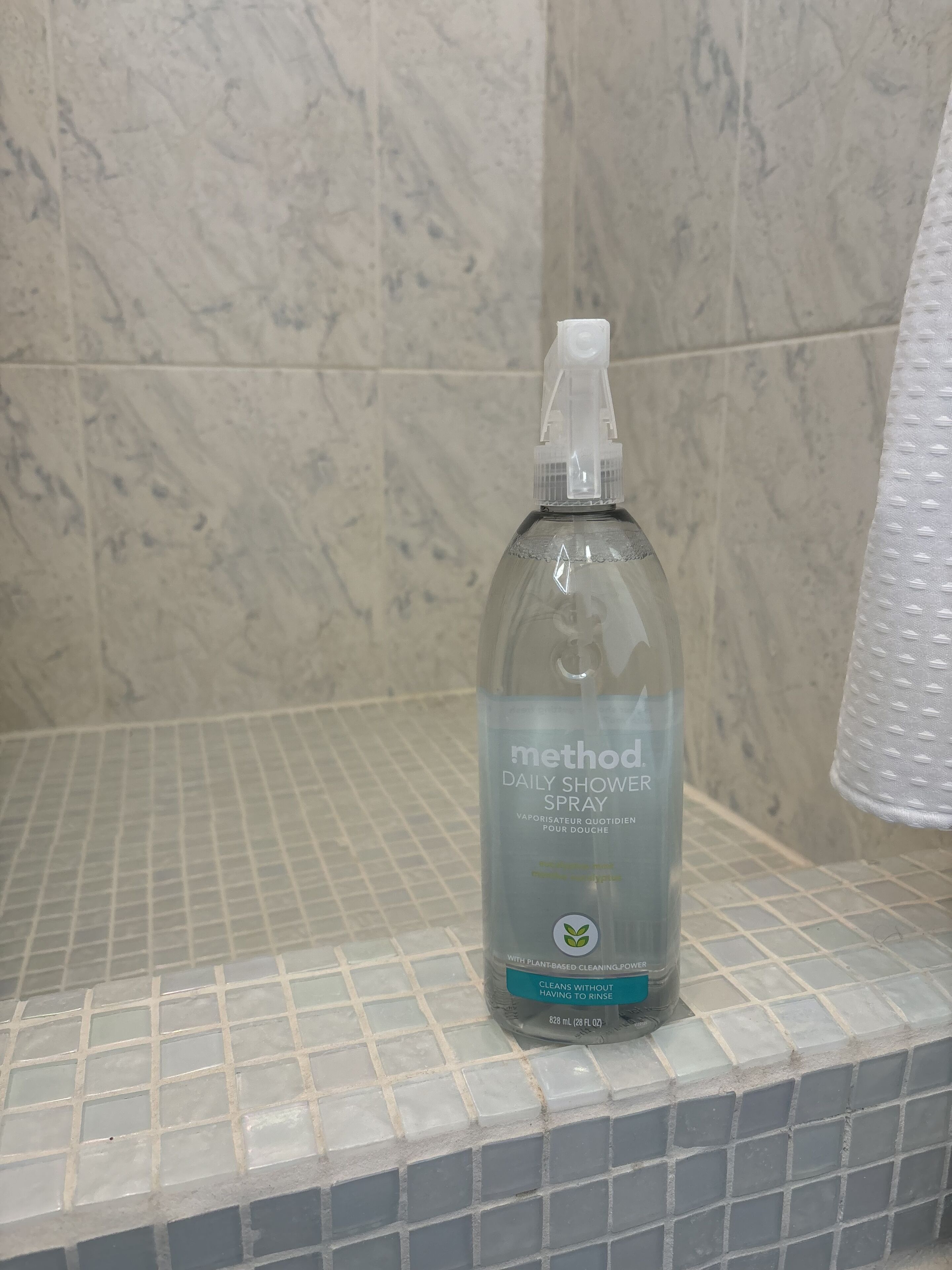 Un baño con zona de ducha, piso de baldosas y cortina de ducha.