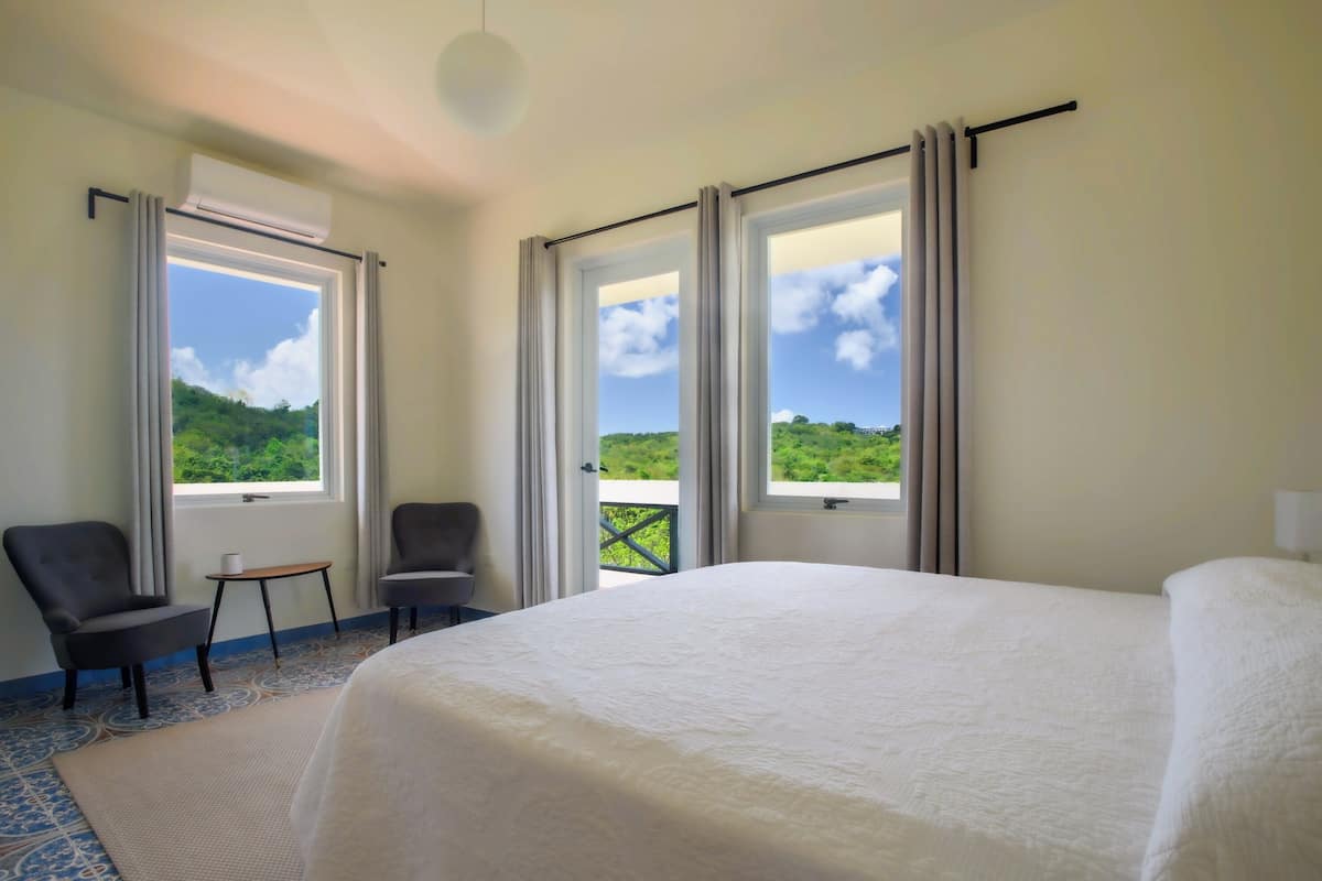 King Bed Private Balcony, Valley View - Room 7 | 高档床上用品、加厚床垫、免费 WiFi、床单