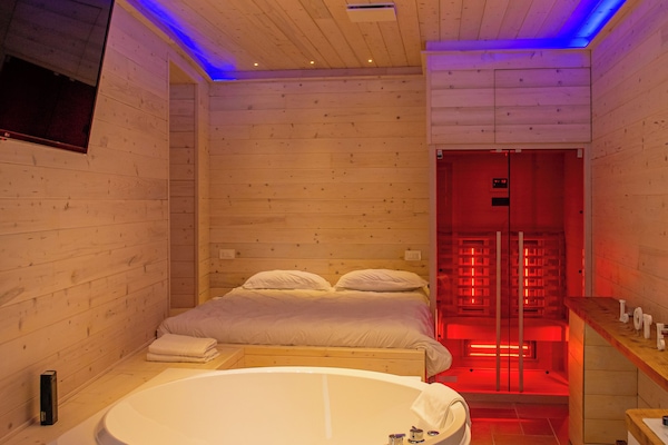 Luxury Studio Suite | Premium bedding, minibar, WiFi (free), individually furnished