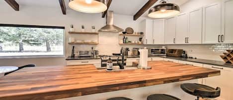 Microondas, horno, placa de cocina, lavavajillas