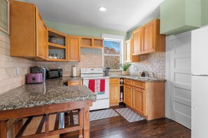 Frigorífico, microondas, horno y lavavajillas