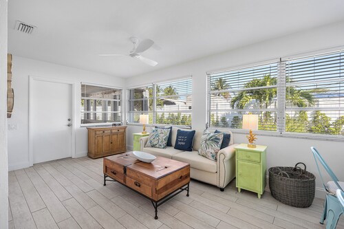 Welcome to Manatee Inn, a charming and cozy getaway located in Jupiter,Fl