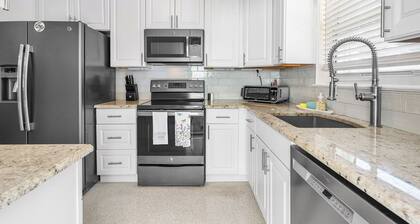 Welcome to Manatee Inn, a charming and cozy getaway located in Jupiter,Fl