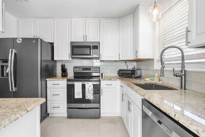 Welcome to Manatee Inn, a charming and cozy getaway located in Jupiter,Fl