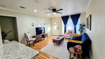 TV connectée, livres, chaîne hi-fi