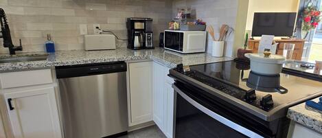 Geladeira, micro-ondas, fogão, cooktop