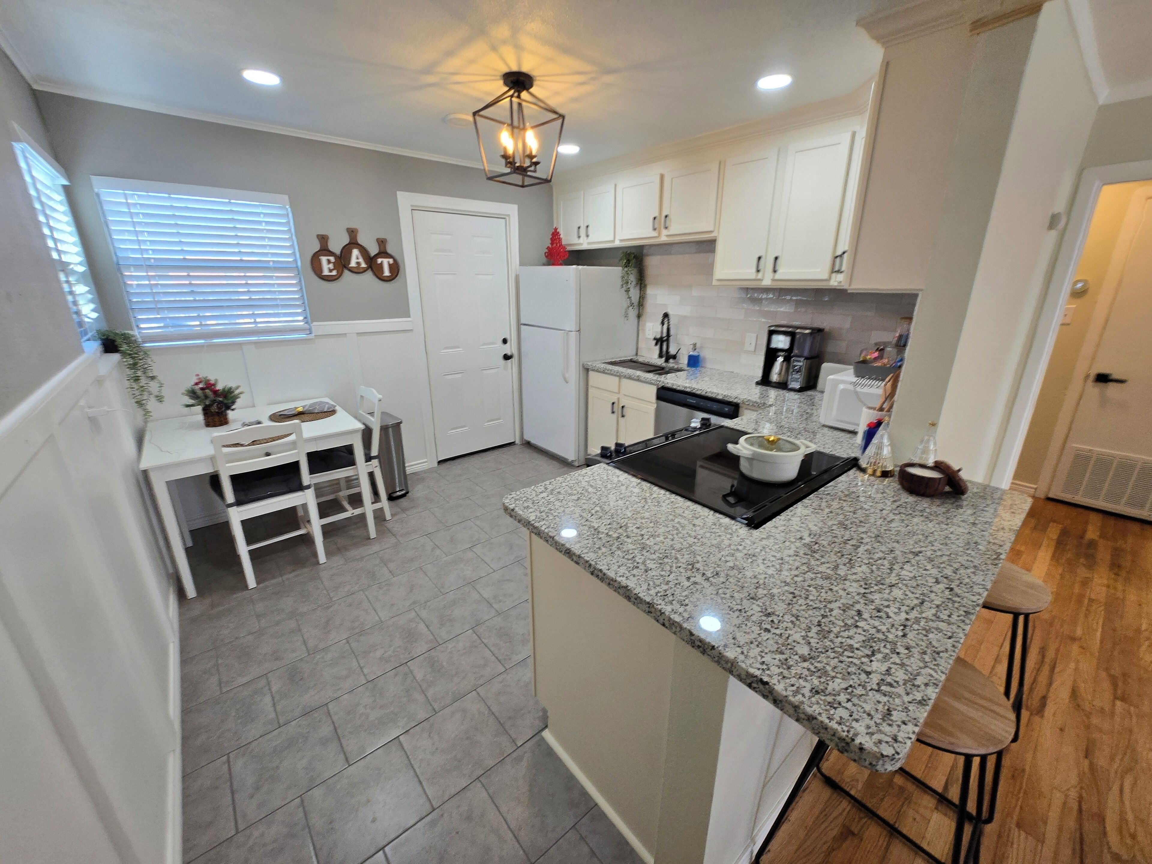 Refrigerador, microondas, horno y parrilla de estufa 