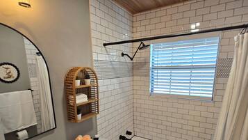 Hårføner, håndklær, såpe og sjampo