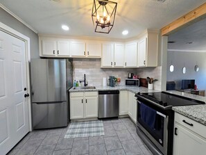 Refrigerador, microondas, horno, placa de cocina