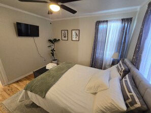 2 slaapkamers, een strijkplank/strijkijzer, gratis wifi, beddengoed