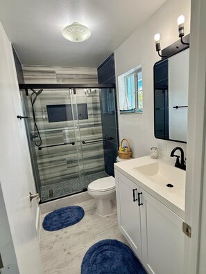 Doccia, asciugacapelli, asciugamani, sapone