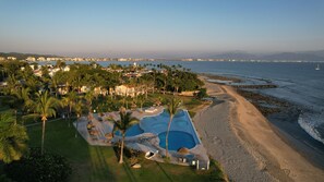 Pool - Beachfront Paradise Villa (Cruz de Huanacaxtle)