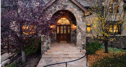 Vail/Beaver Creek luxury 5 br home with shuttle access to BC. Dogs ok