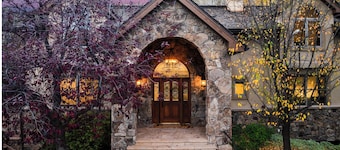 Vail/Beaver Creek luxury 5 br home with shuttle access to BC. Dogs ok