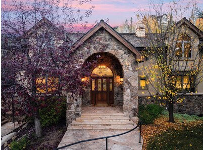 Vail/Beaver Creek luxury 5 br home with shuttle access to BC. Dogs ok