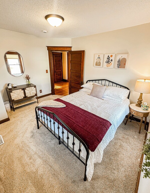 4 bedrooms, iron/ironing board, WiFi, bed sheets