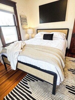 4 bedrooms, iron/ironing board, WiFi, bed sheets