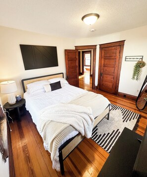 4 bedrooms, iron/ironing board, WiFi, bed sheets - Mayo Discount! 4 bed, 2.5 bath, 2 car garage, fenced yard. 3 blocks to Mayo (Rochester)