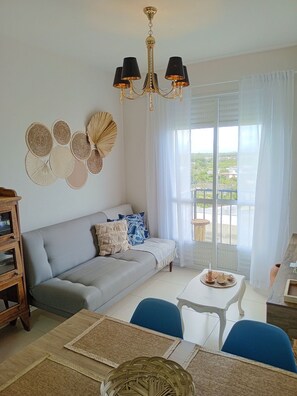 Premium Apartment, Pool Access, Beach View | Living area | 32-inch Smart TV with digital channels, Netflix, pay movies - Apartamento Refugio das Ondas - Piscina (Palhoça)