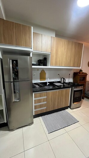 Apartamento premium, acesso à piscina, vista para a praia | Cozinha privada | Geladeira, micro-ondas, fogão, cooktop