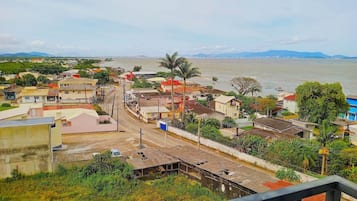 På stranden och vit sandstrand