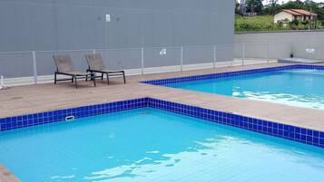 Lägenhet Premium - tillgång till pool - utsikt mot stranden | Pool | Utomhuspool och solstolar