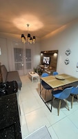Apartamento premium, acesso à piscina, vista para a praia | Área de estar | Smart TV 32 polegadas com canais digitais, Netflix, filmes pagos