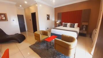 Habitació econòmica, balcó, vistes a la ciutat | Escriptori, espai de treball apte per a portàtils i wifi gratuïta