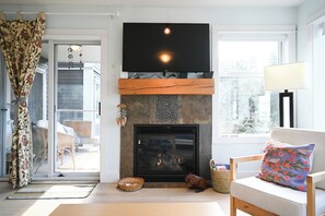 Living area - Charming 2-bedroom condo with Pool (Nanoose Bay)