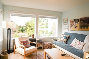 Living area - Charming 2-bedroom condo with Pool (Nanoose Bay)