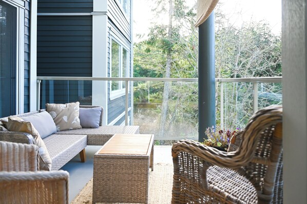 Property grounds - Charming 2-bedroom condo with Pool (Nanoose Bay)