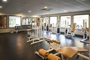 Fitness facility - Charming 2-bedroom condo with Pool (Nanoose Bay)