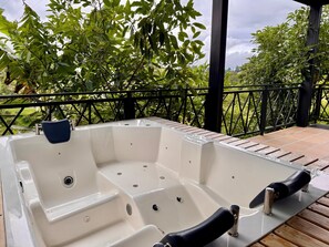 Outdoor spa tub