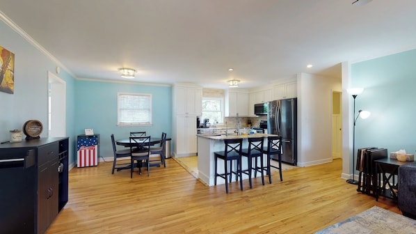 Microwave, oven, stovetop, dishwasher - Pet Friendly, 5 bed home for 12 ppl w/ patio, fire pit in Central Wilmington (Wilmington)