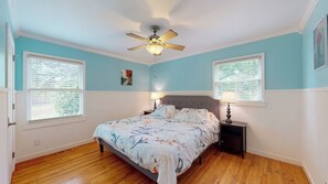 3 bedrooms, iron/ironing board, free WiFi, bed sheets - Pet Friendly, 5 bed home for 12 ppl w/ patio, fire pit in Central Wilmington (Wilmington)