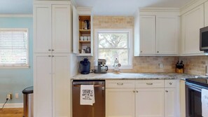 Microwave, oven, stovetop, dishwasher - Pet Friendly, 5 bed home for 12 ppl w/ patio, fire pit in Central Wilmington (Wilmington)