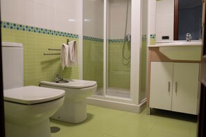 Ducha, secador de pelo, bidet, toallas