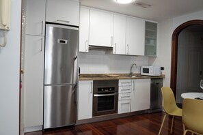 Fridge, microwave, oven, stovetop - Centrally located apartment in Vigo 5 minutes from Puerta del Sol (Vigo)