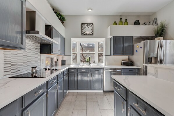 Microwave, oven, stovetop, dishwasher - Charming 3-bedroom house in wonderful Grand Prairie with Pool Table and Office (Grand Prairie)