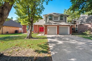 Exterior - Charming 3-bedroom house in wonderful Grand Prairie with Pool Table and Office (Grand Prairie)